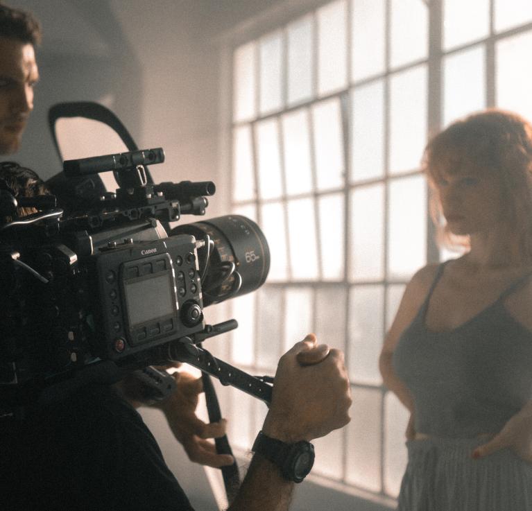 A woman being filmed. © Jakob Owens/Unsplash