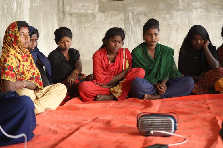 Listening in groups to a radio drama. © PMC