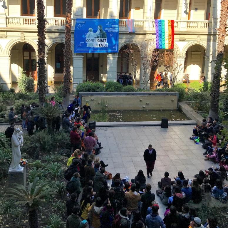 LGBTQI+ student manifestation that took place at the Virgin Patio in 2018, at the Pontifical Catholic University of Chile, Santiago Central Campus. © Tomás Ojeda