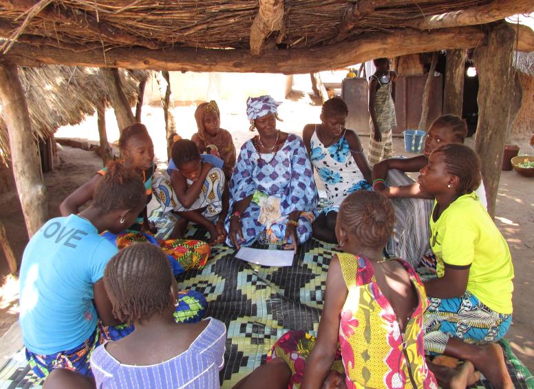 Grandmother 'Egge' facilitates discussion with adolescent girls© Grandmother Project