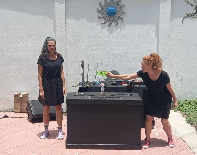 Puppeteers performing Danny y Las Tiasaurias. Photo courtesy of GENDES