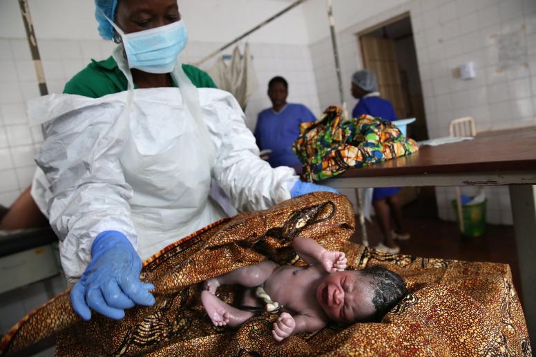 Nurses help a newborn child in the maternity ward at the Princess Christian Maternity Hospital, in Freetown Sierra Leone on June 18, 2015. © Dominic Chavez/World Bank
