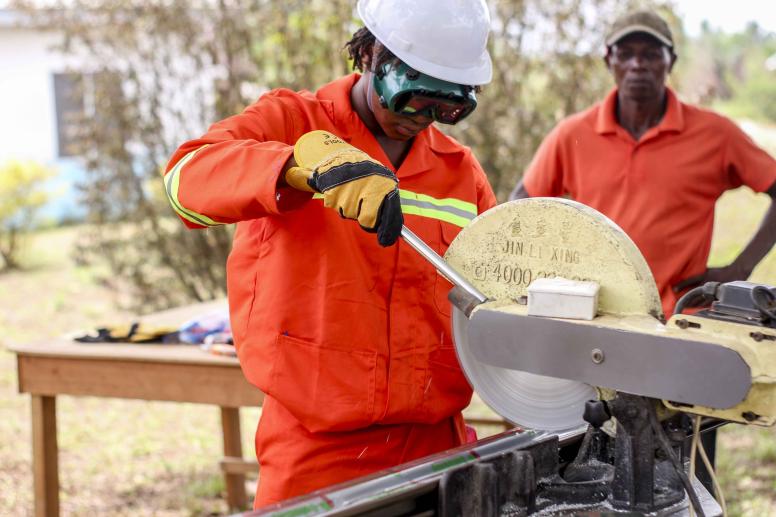 A trained Aluminium Fabricator operating a cut off saw ©YIEDIE  